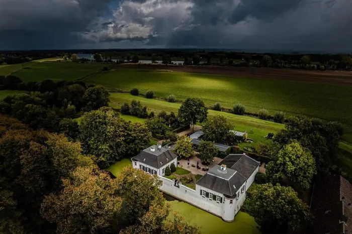 Groepsaccommodatie kasteel op landgoed midden in groen landschap met uitzicht over natuur.