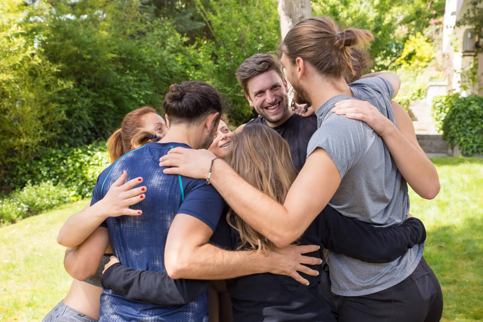 Groep collega's die samen genieten van een teambuilding in de natuur.