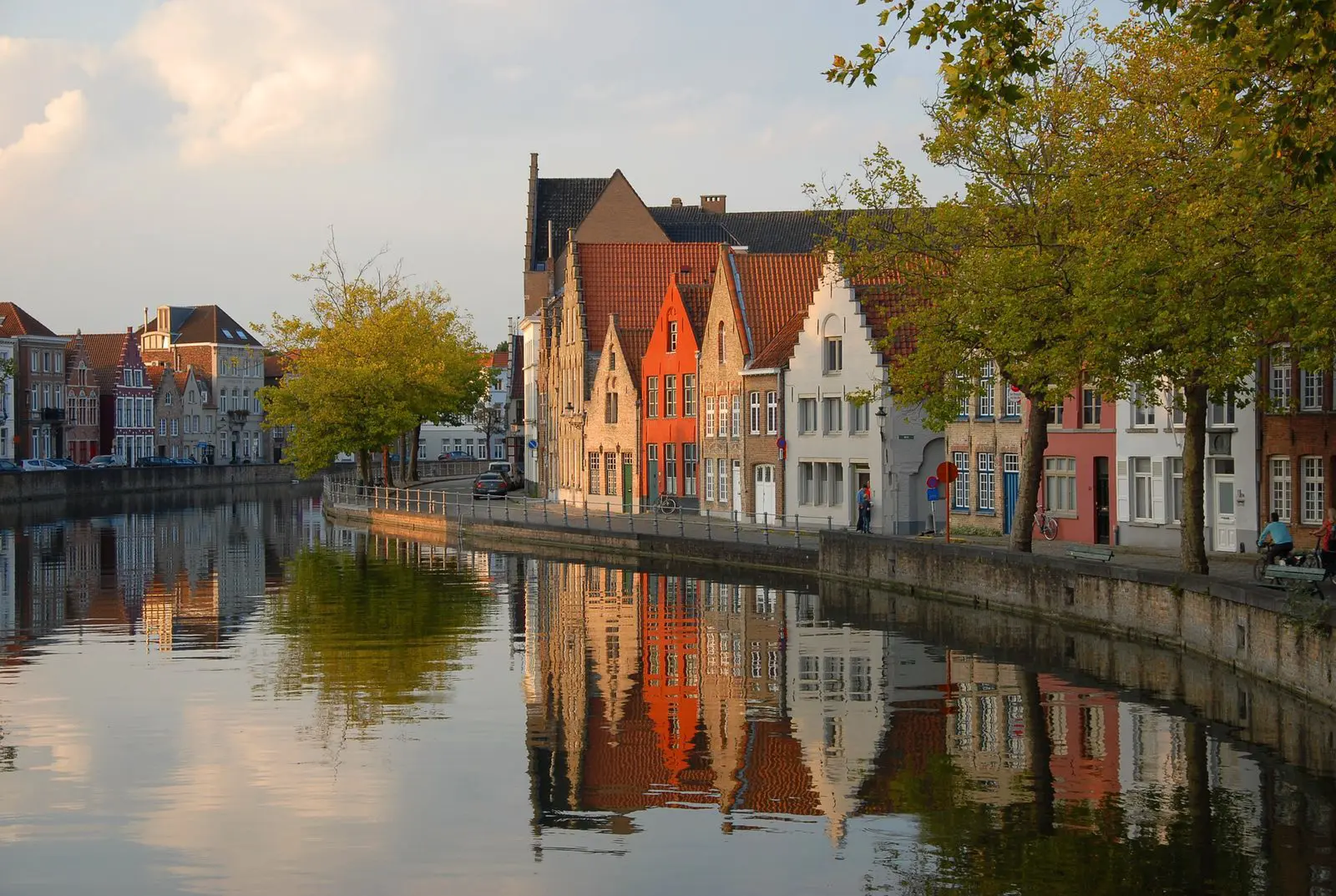 Historisch centrum met grachten en kleurrijke huizen in Brugge.