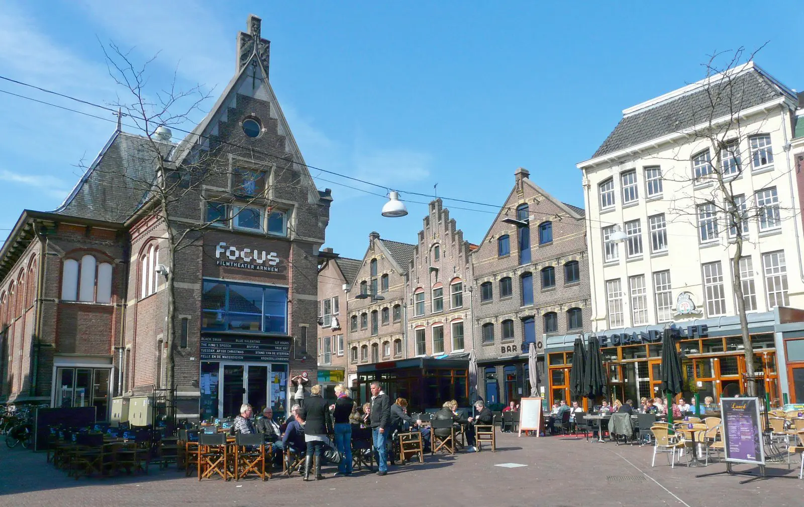 Historischer Marktplatz in Arnhem mit Cafés und alten Gebäuden.